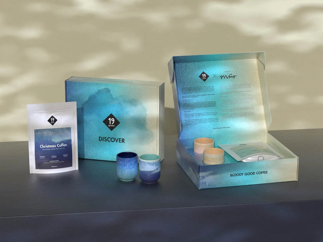 19grams x Motel a Miio Geschenkbox offen mit Keramiktassen und Christmas Coffee Kaffeebeutel – Kollektion von 19grams Coffee Roasters Berlin