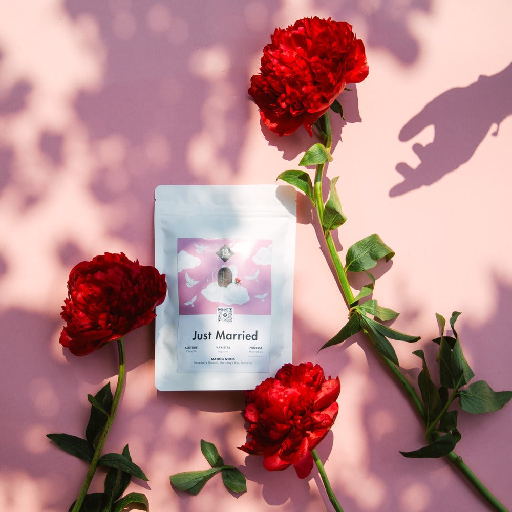 19grams Just Married Coffee Kaffeebeutel mit roten Blüten – Hochzeits-Specialty Coffee Edition von 19grams Coffee Roasters Berlin