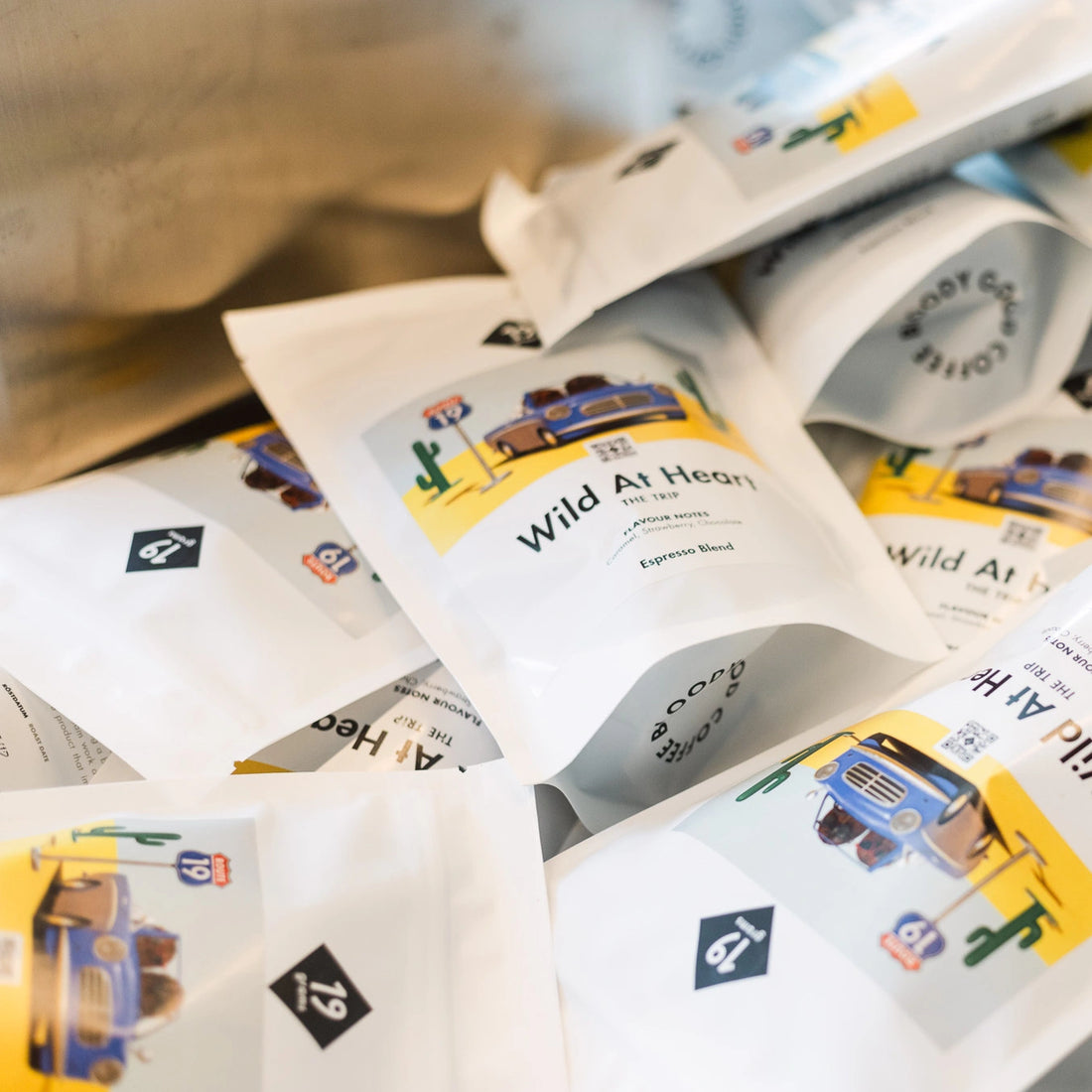 19grams Wild at Heart Kaffeebeutel Arrangement – Hauskaffee-Mischung von 19grams Coffee Roasters Berlin, mehrere Verpackungen als Produktfoto